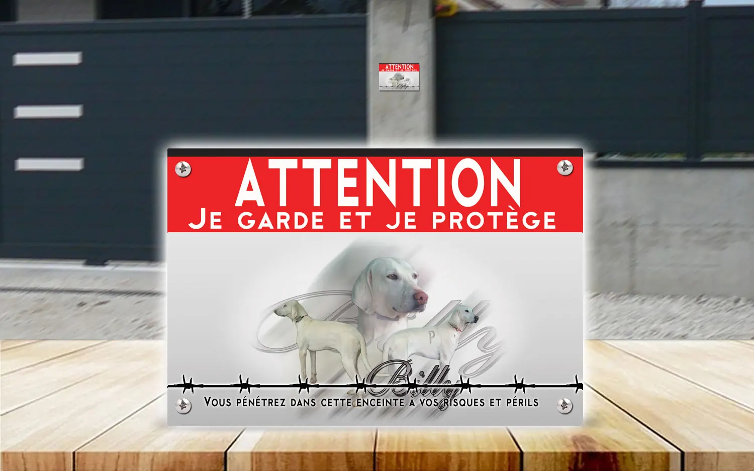 Plaque attention au chien billy en dibond 2 mm, posée sur un portail