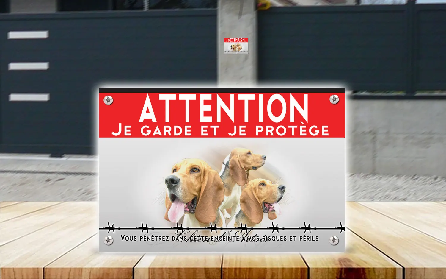 Plaque attention au chien chien d'Artois en dibond 2 mm, posée sur un portail