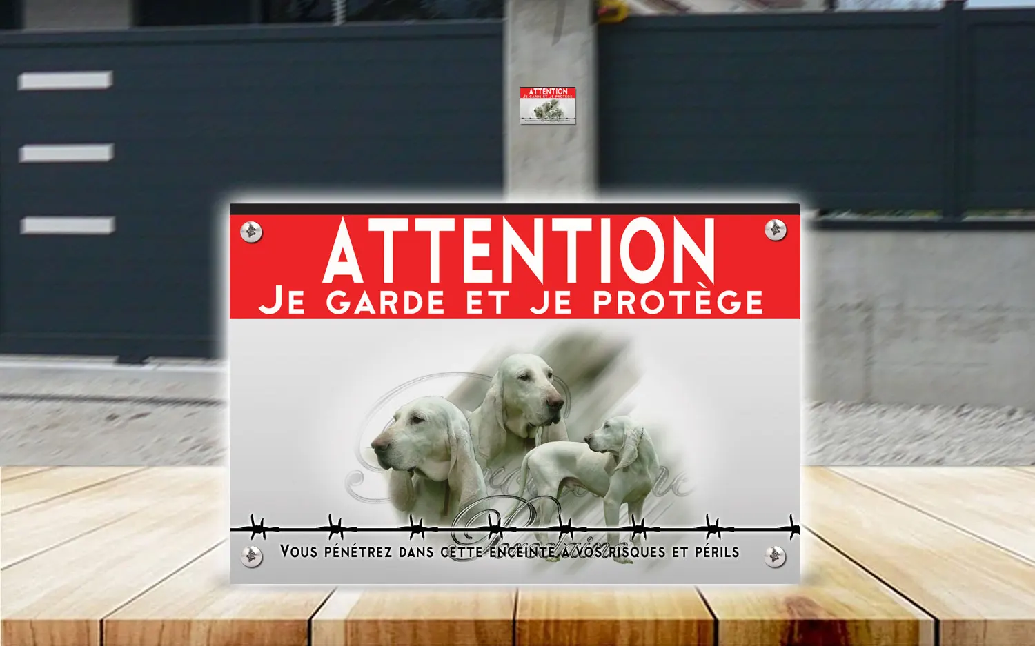 Plaque attention au chien porcelaine en dibond 2 mm, posée sur un portail
