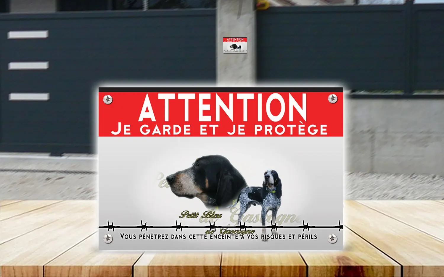 Plaque attention au chien petit bleu de Gascogne en dibond 2 mm, posée sur un portail