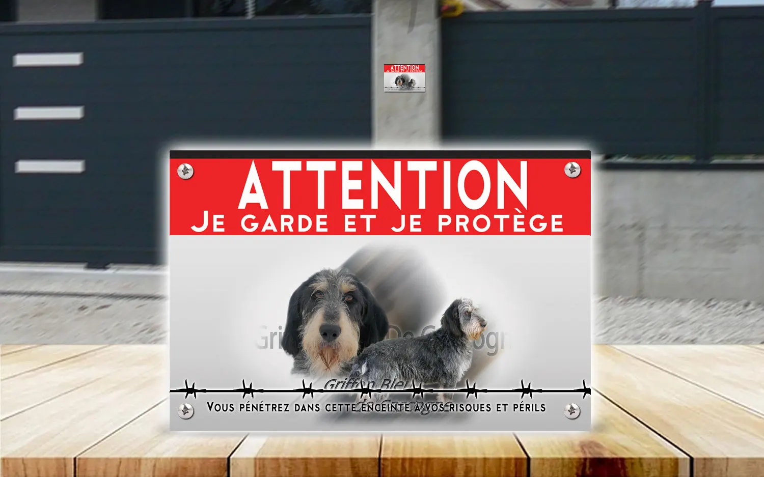 Plaque attention au chien griffon bleu de Gascogne en dibond 2 mm, posée sur un portail