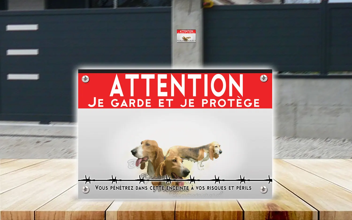 Plaque attention au chien basset artésien normand en dibond 2 mm, posée sur un portail