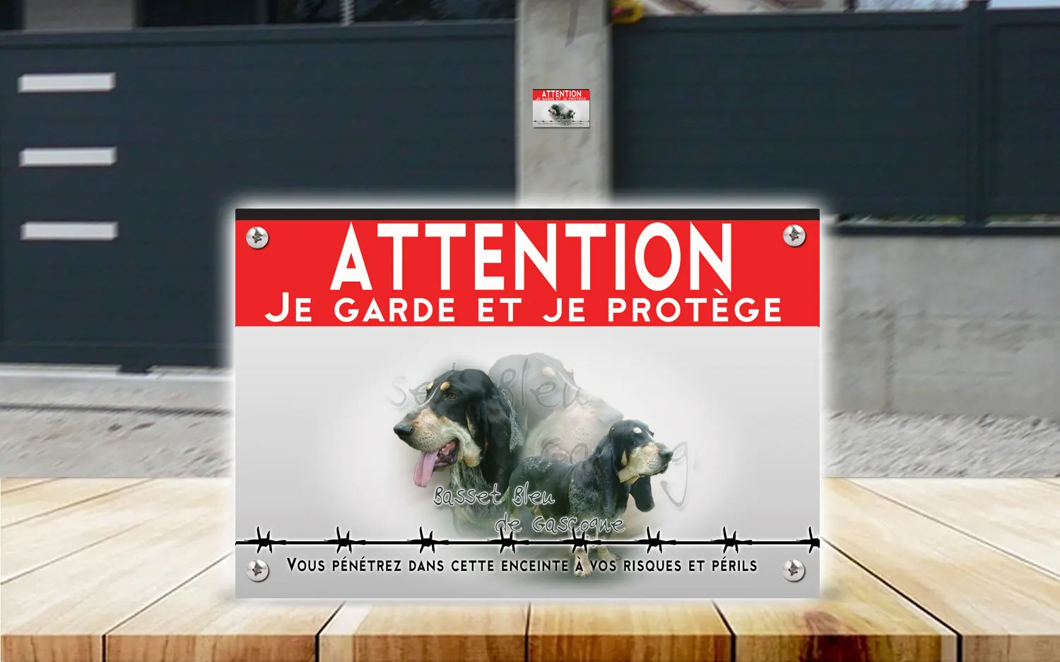 Plaque attention au chien basset bleu de Gascogne en dibond 2 mm, posée sur un portail