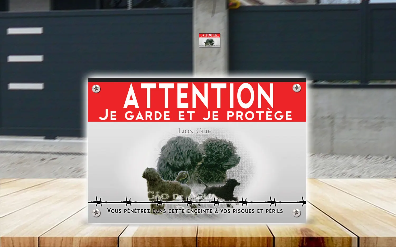 Plaque attention au chien cão de água português en dibond 2 mm, posée sur un portail