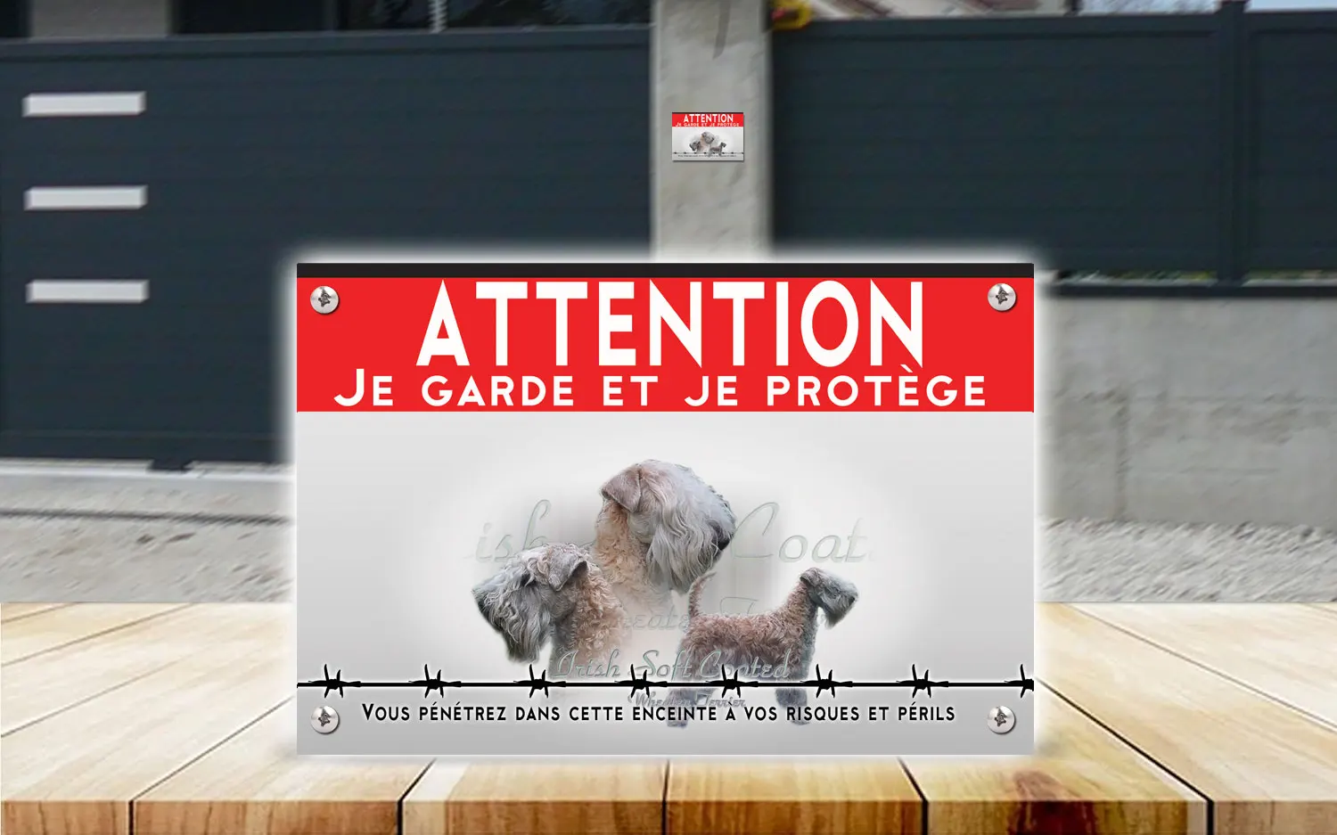 Plaque attention au chien irish soft coated wheaten terrier en dibond 2 mm, posée sur un portail