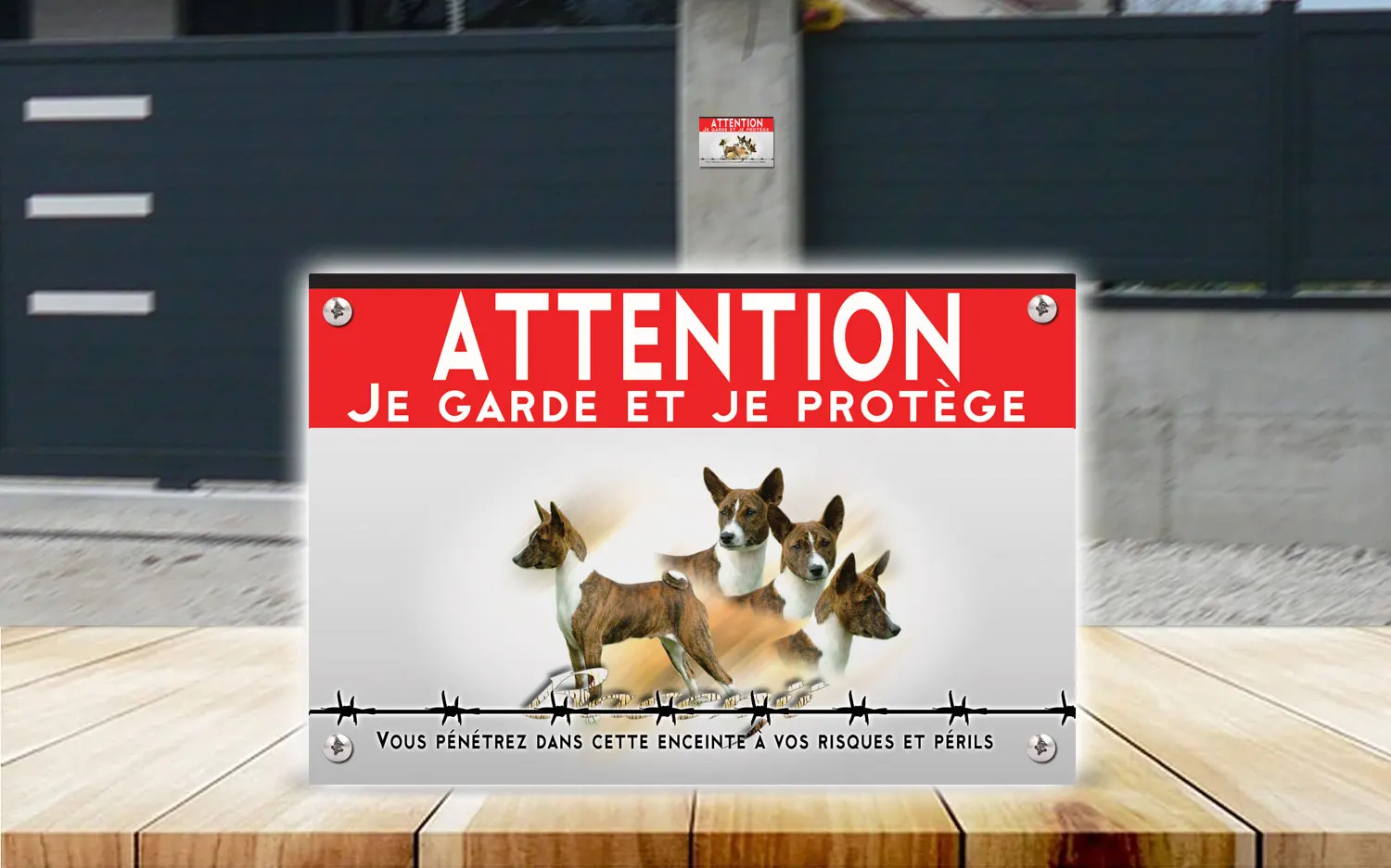 Plaque attention au chien basenji en dibond 2 mm, posée sur un portail