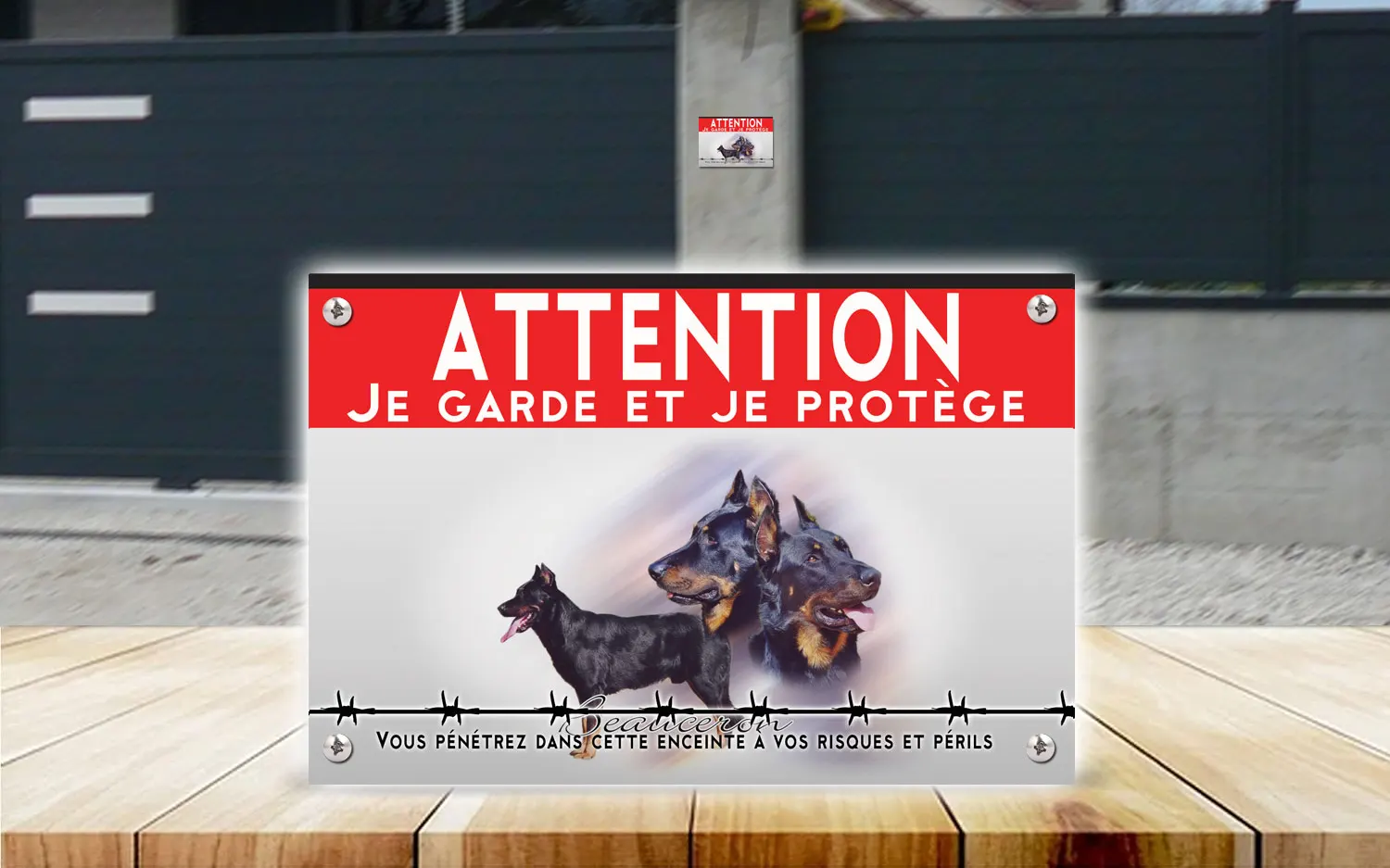 Plaque attention au chien berger de Beauce en dibond 2 mm, posée sur un portail