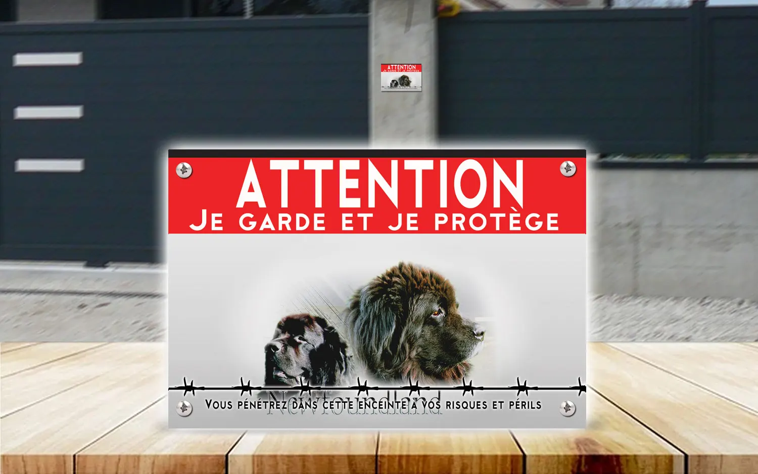Plaque attention au chien terre-neuve en dibond 2 mm, posée sur un portail