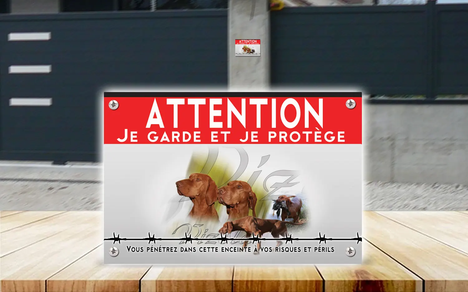 Plaque attention au chien braque hongrois à poil court en dibond 2 mm, posée sur un portail