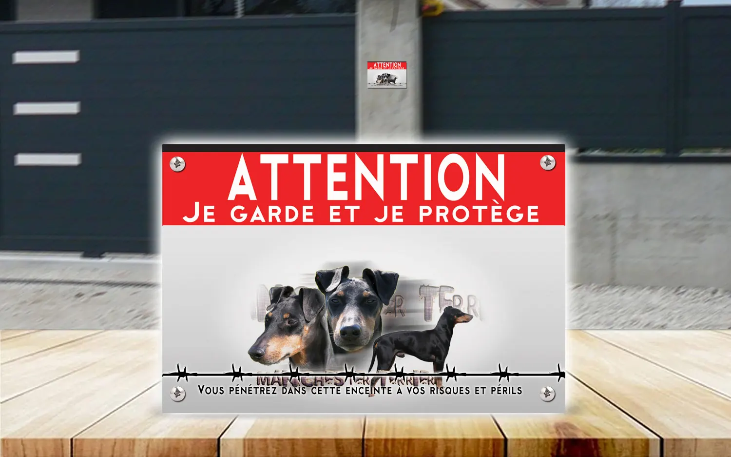 Plaque attention au chien terrier de Manchester en dibond 2 mm, posée sur un portail