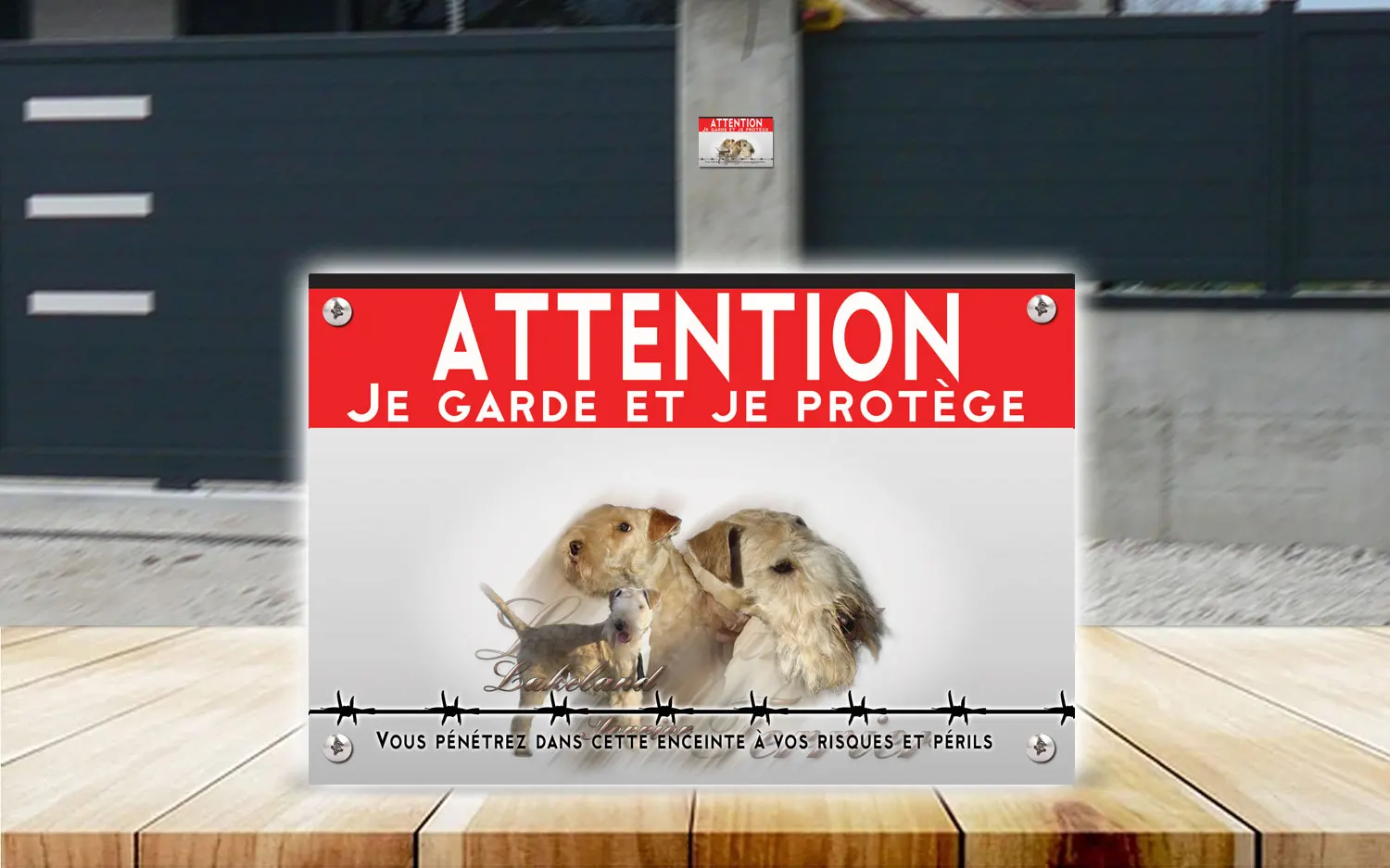 Plaque attention au chien lakeland terrier en dibond 2 mm, posée sur un portail