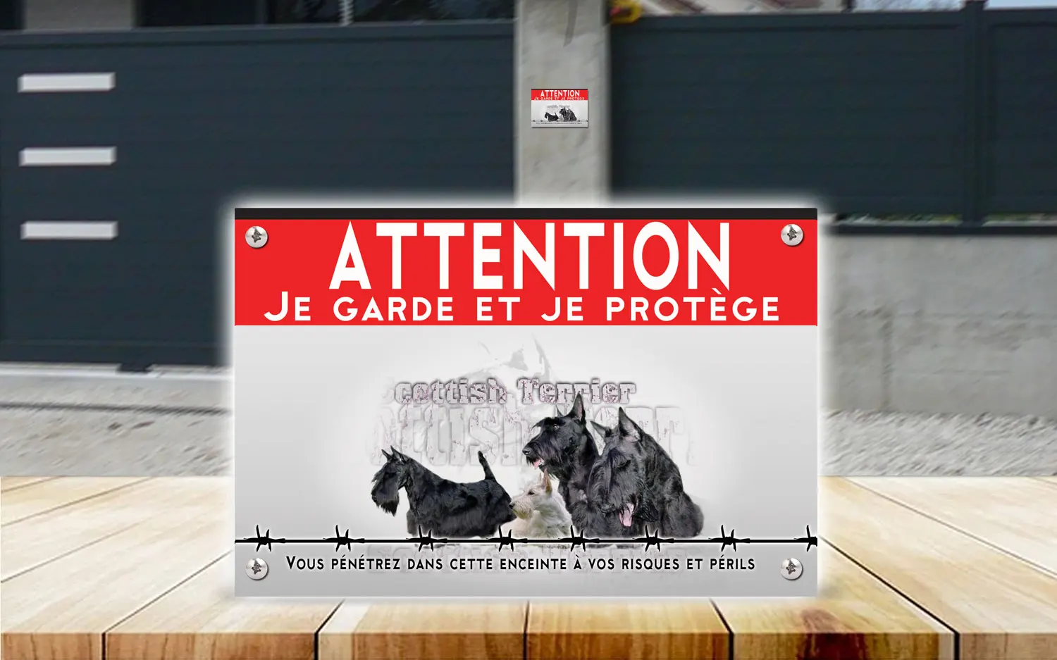 Plaque attention au chien scottish terrier en dibond 2 mm, posée sur un portail