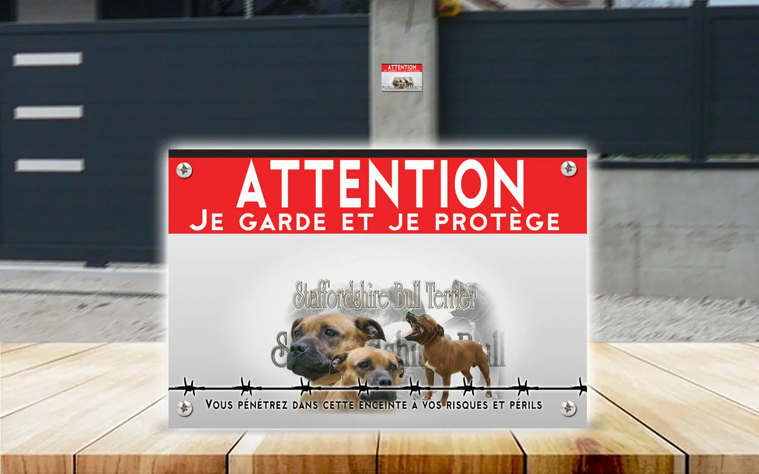 Plaque attention au chien staffordshire bull terrier en dibond 2 mm, posée sur un portail