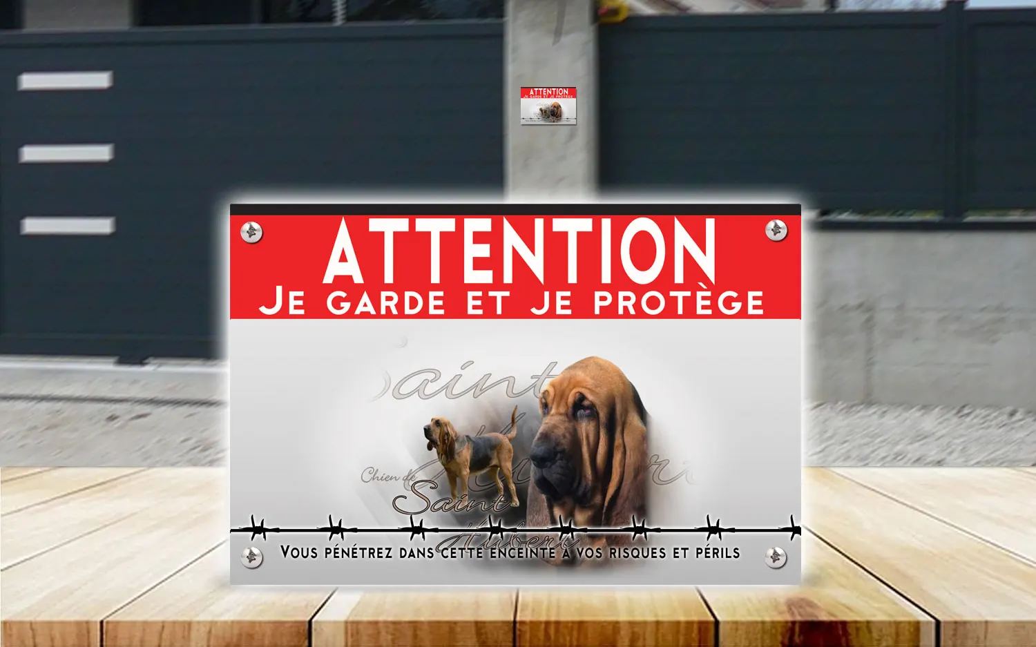 Plaque attention au chien chien de Saint-Hubert en dibond 2 mm, posée sur un portail