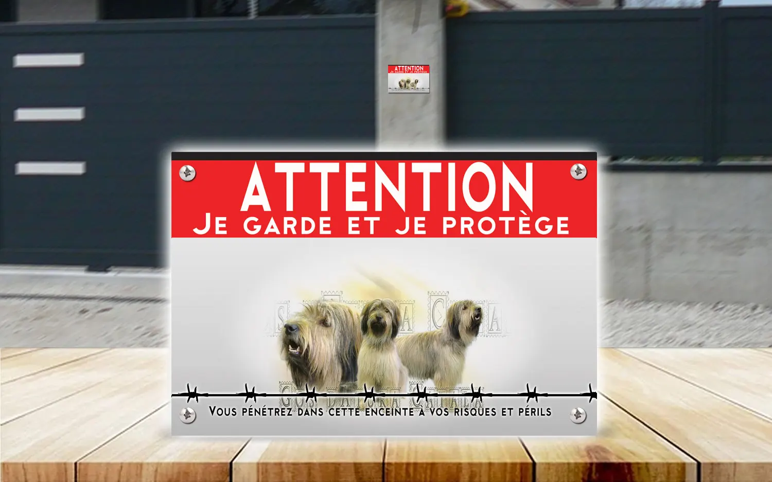 Plaque attention au chien gos d'atura català en dibond 2 mm, posée sur un portail