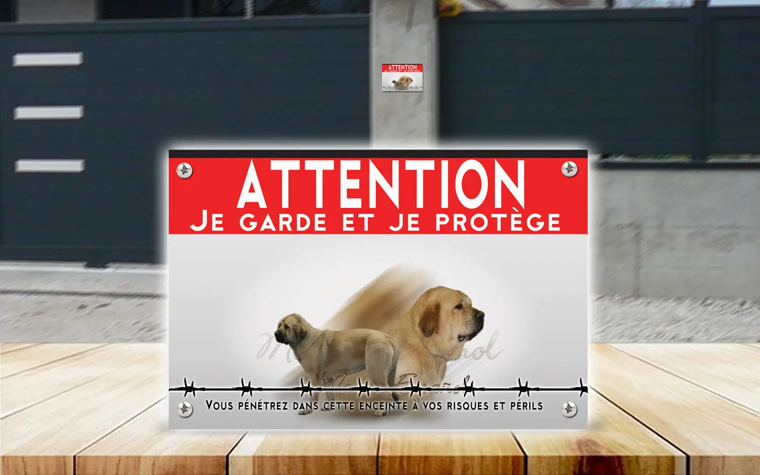 Plaque attention au chien mâtin espagnol en dibond 2 mm, posée sur un portail