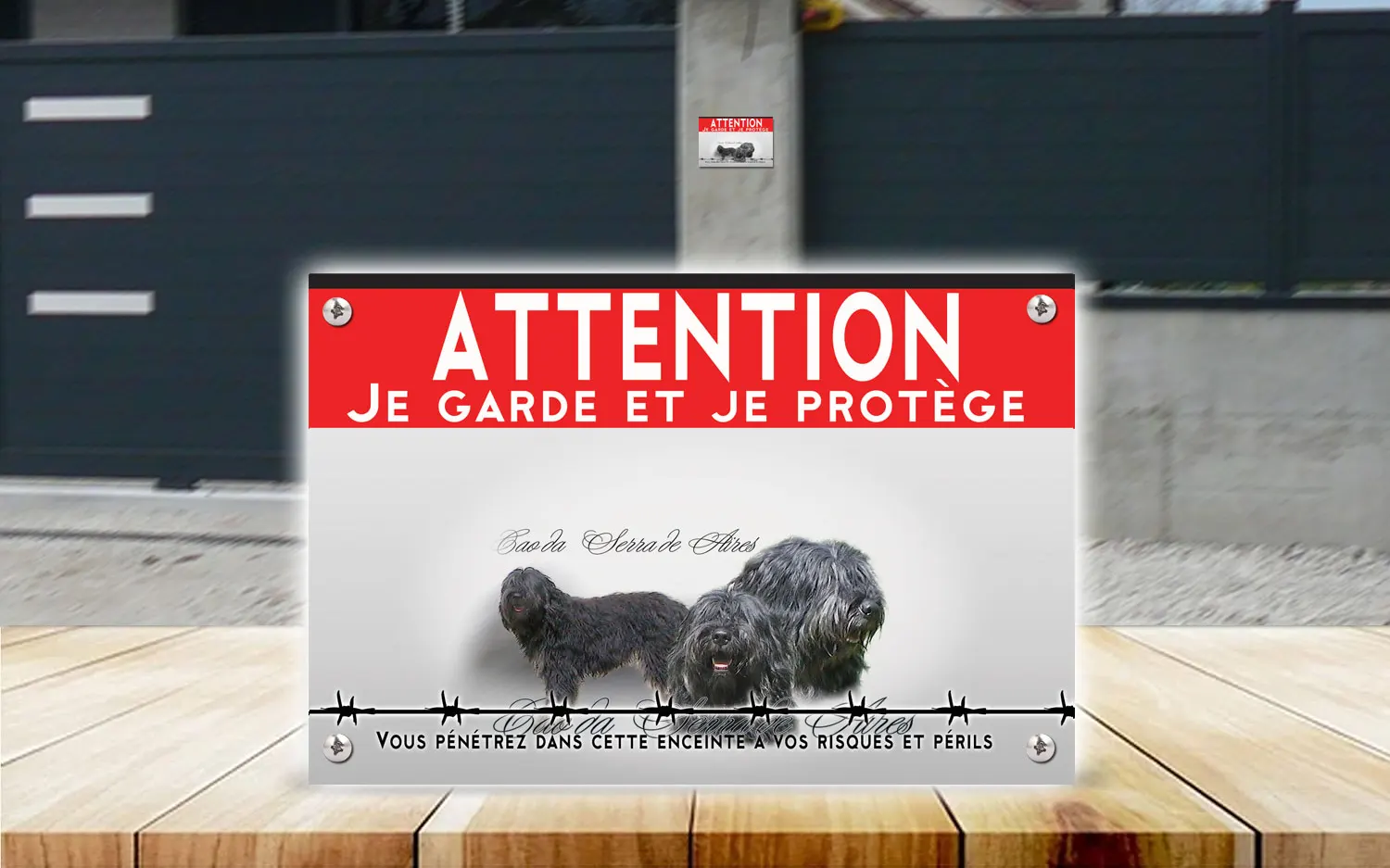 Plaque attention au chien cão da Serra de Aires en dibond 2 mm, posée sur un portail