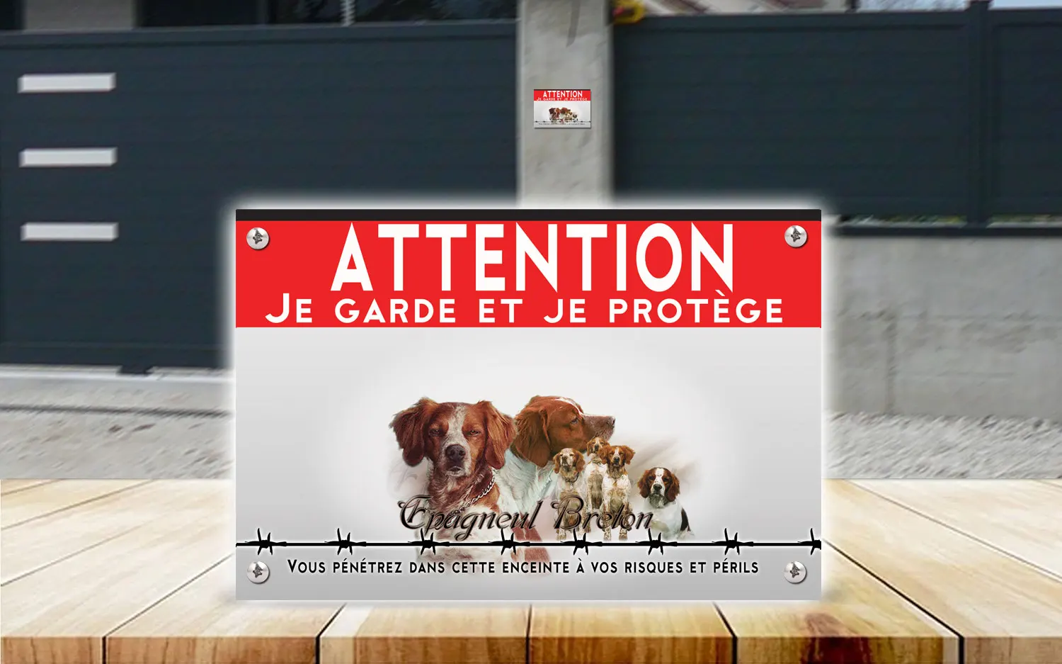 Plaque attention au chien épagneul breton en dibond 2 mm, posée sur un portail