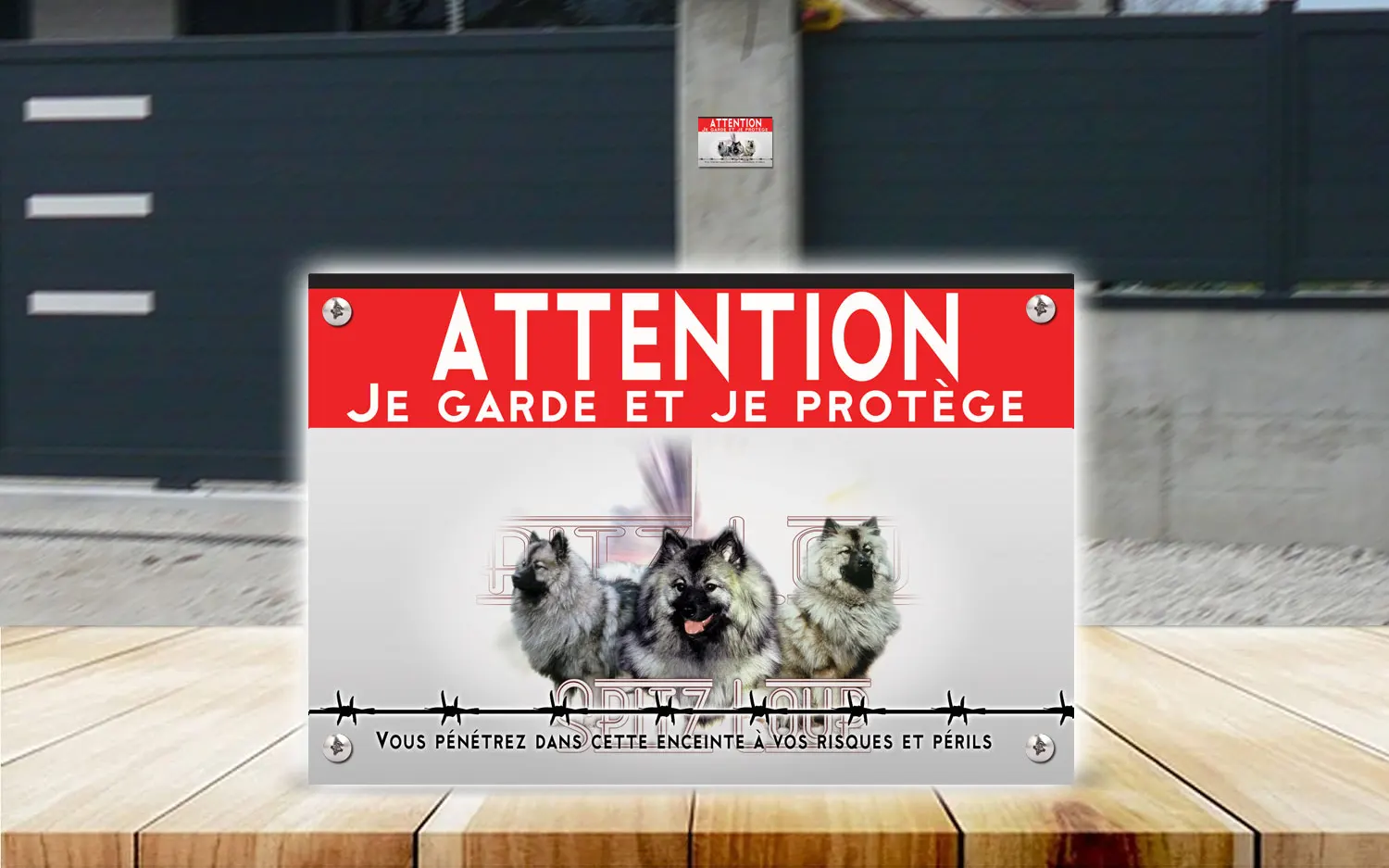 Plaque attention au chien spitz allemand en dibond 2 mm, posée sur un portail
