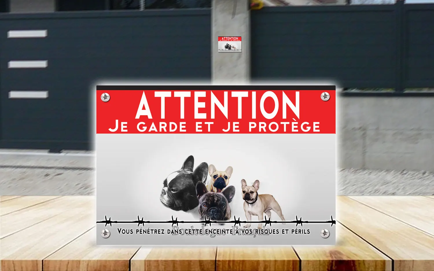 Plaque attention au chien bouledogue français en dibond 2 mm, posée sur un portail