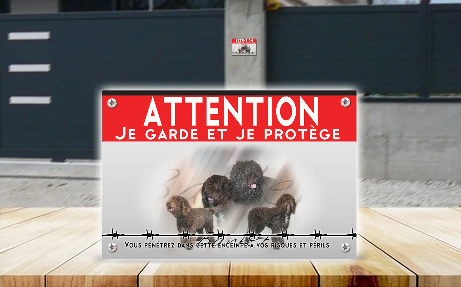 Plaque attention au chien barbet en dibond 2 mm, posée sur un portail
