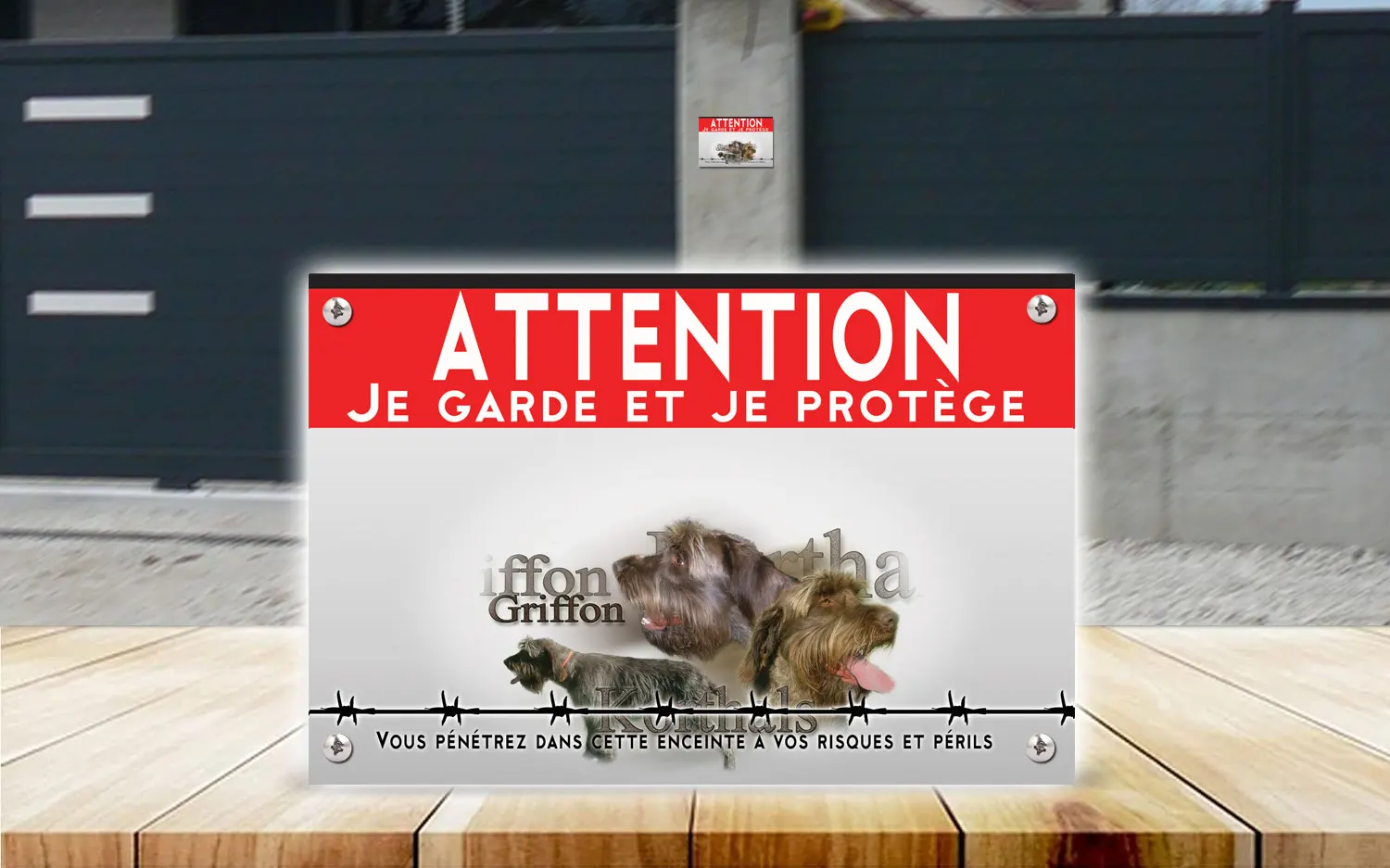 Plaque attention au chien griffon Korthals en dibond 2 mm, posée sur un portail