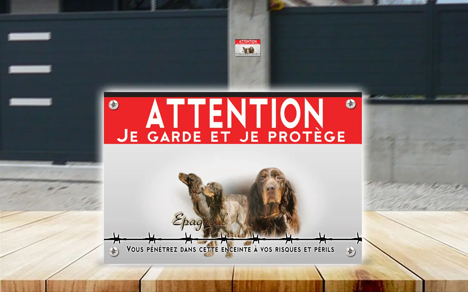 Plaque attention au chien épagneul picard en dibond 2 mm, posée sur un portail