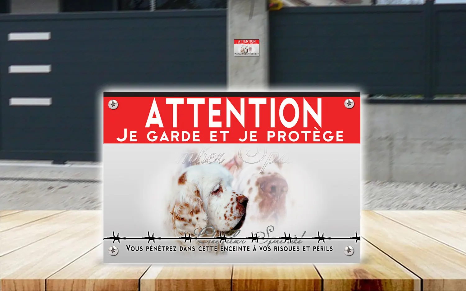 Plaque attention au chien clumber spaniel en dibond 2 mm, posée sur un portail