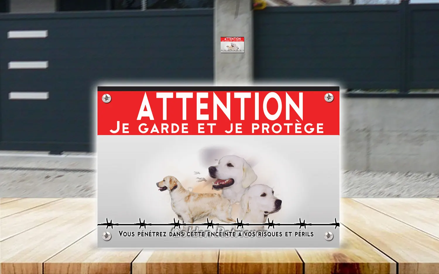 Plaque attention au chien golden retriever en dibond 2 mm, posée sur un portail