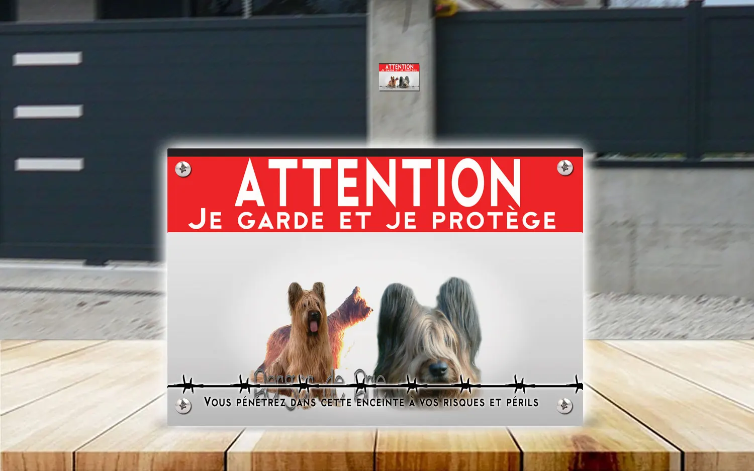 Plaque attention au chien berger de Brie en dibond 2 mm, posée sur un portail