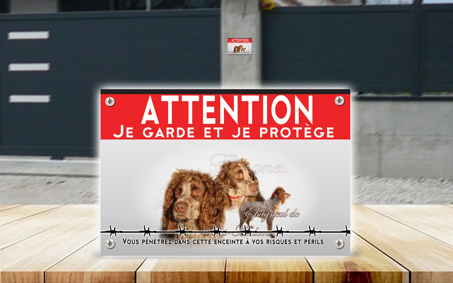 Plaque attention au chien épagneul de Pont-Audemer en dibond 2 mm, posée sur un portail