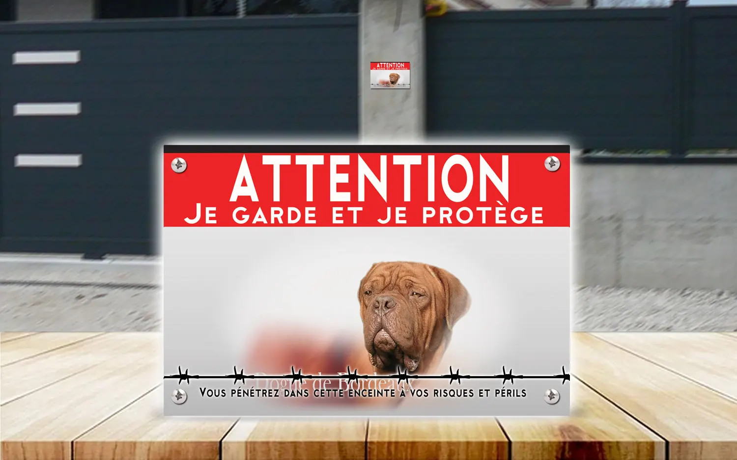Plaque attention au chien dogue de Bordeaux en dibond 2 mm, posée sur un portail