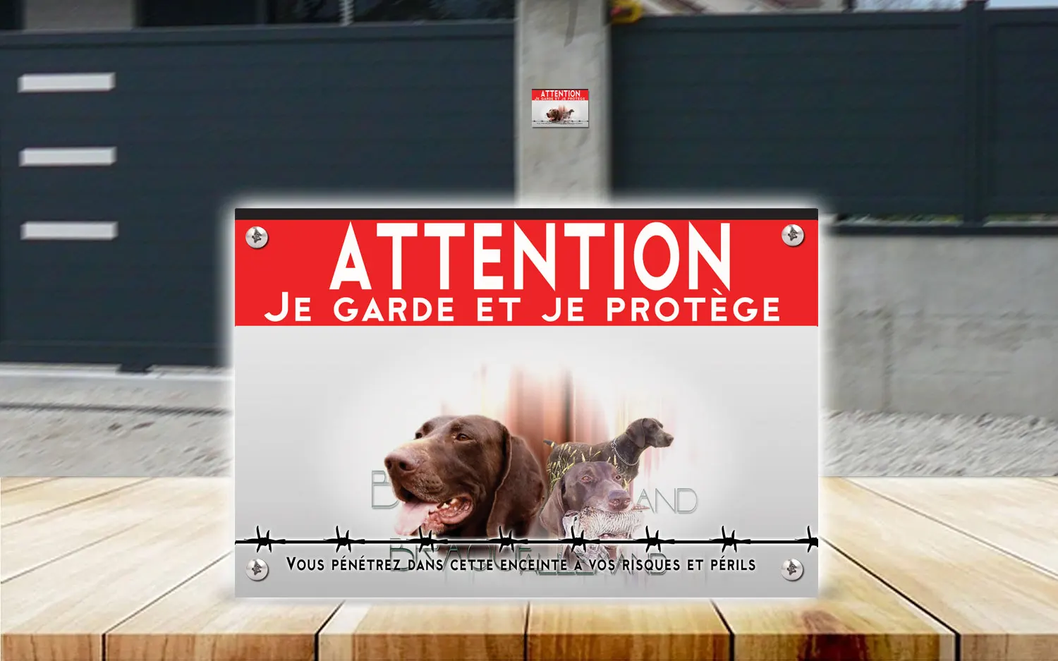 Plaque attention au chien braque allemand à poil court en dibond 2 mm, posée sur un portail