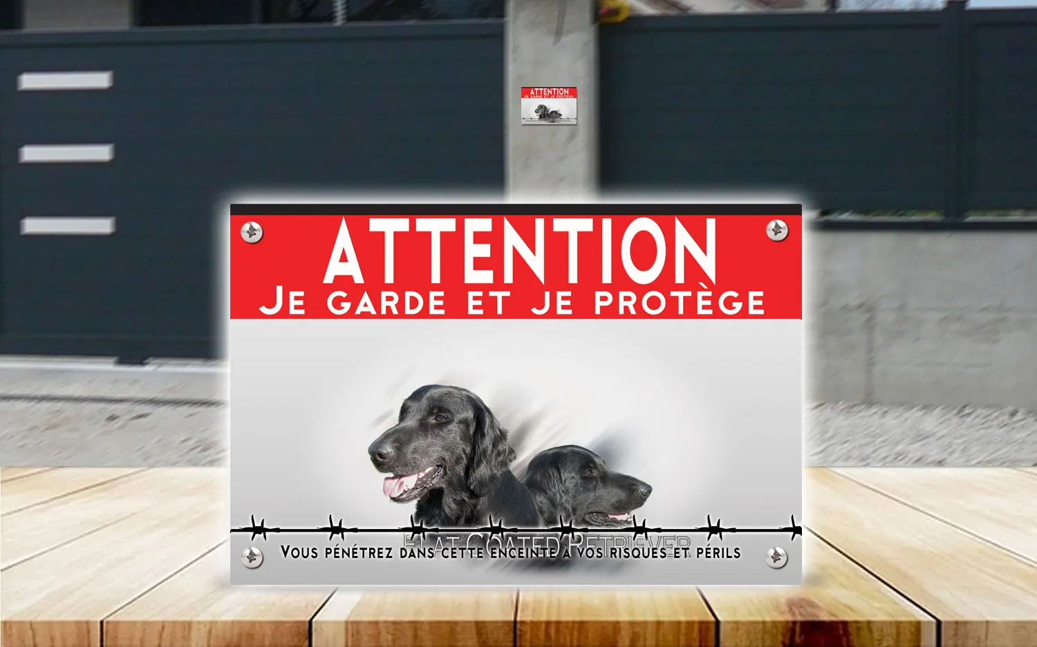 Plaque attention au chien retriever à poil plat en dibond 2 mm, posée sur un portail