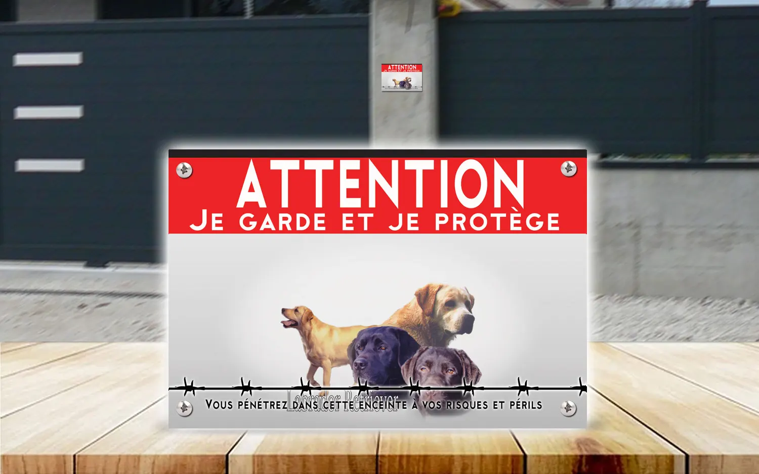Plaque attention au chien labrador en dibond 2 mm, posée sur un portail