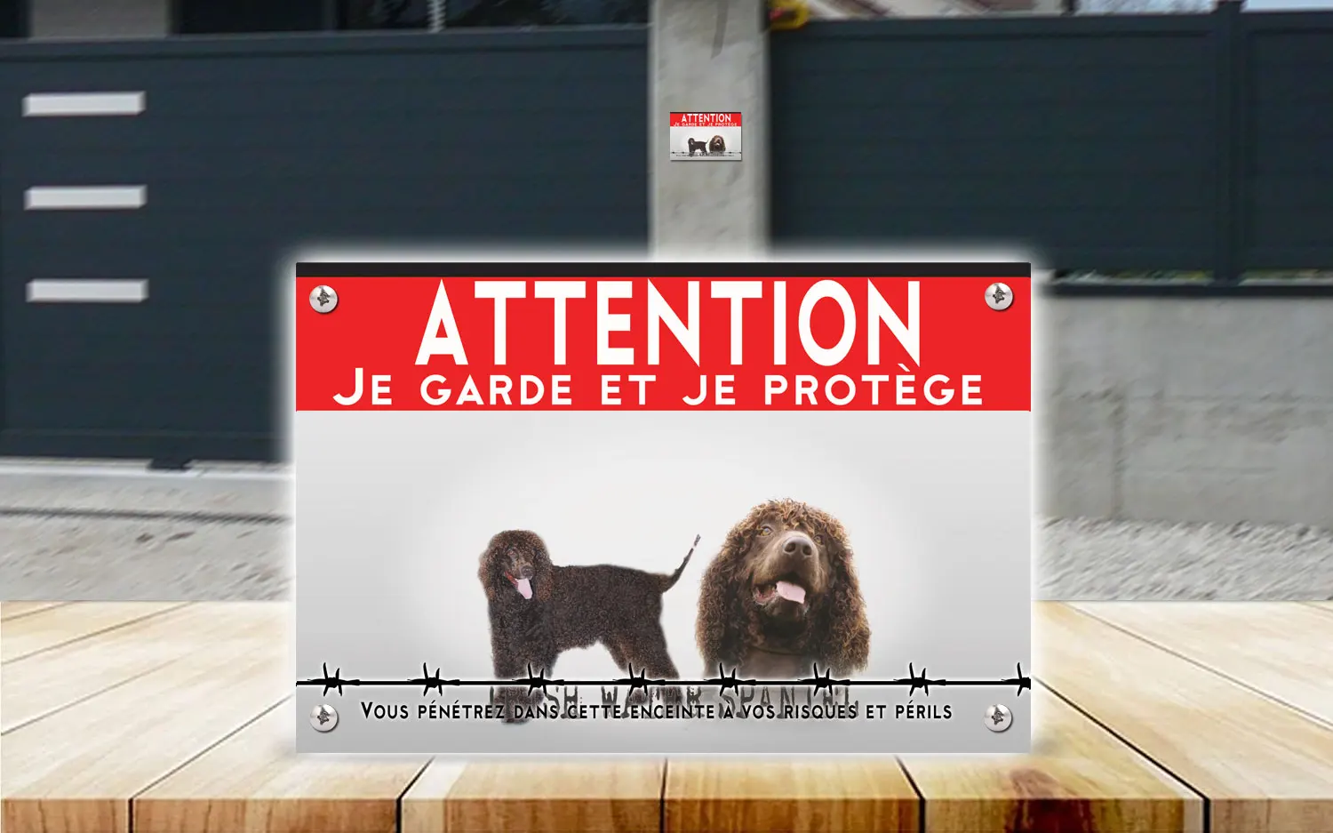 Plaque attention au chien irish water spaniel en dibond 2 mm, posée sur un portail