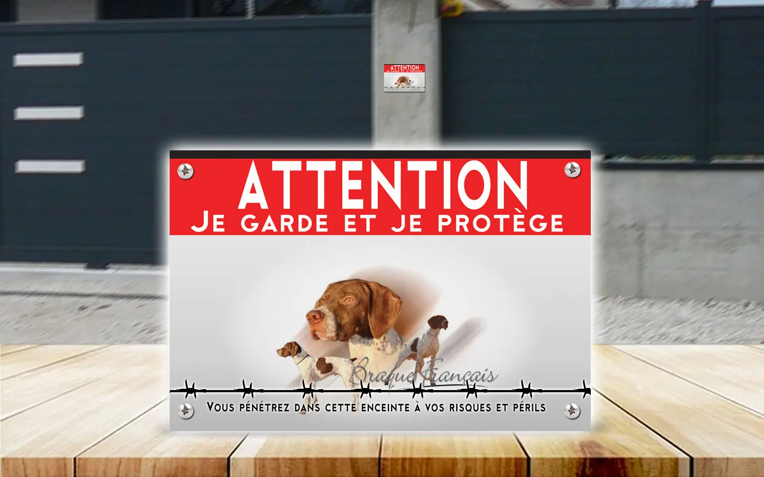 Plaque attention au chien braque français en dibond 2 mm, posée sur un portail