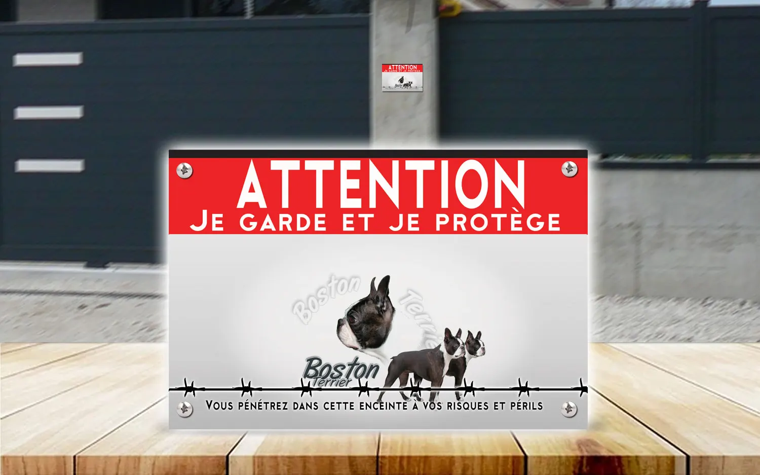 Plaque attention au chien boston terrier en dibond 2 mm, posée sur un portail