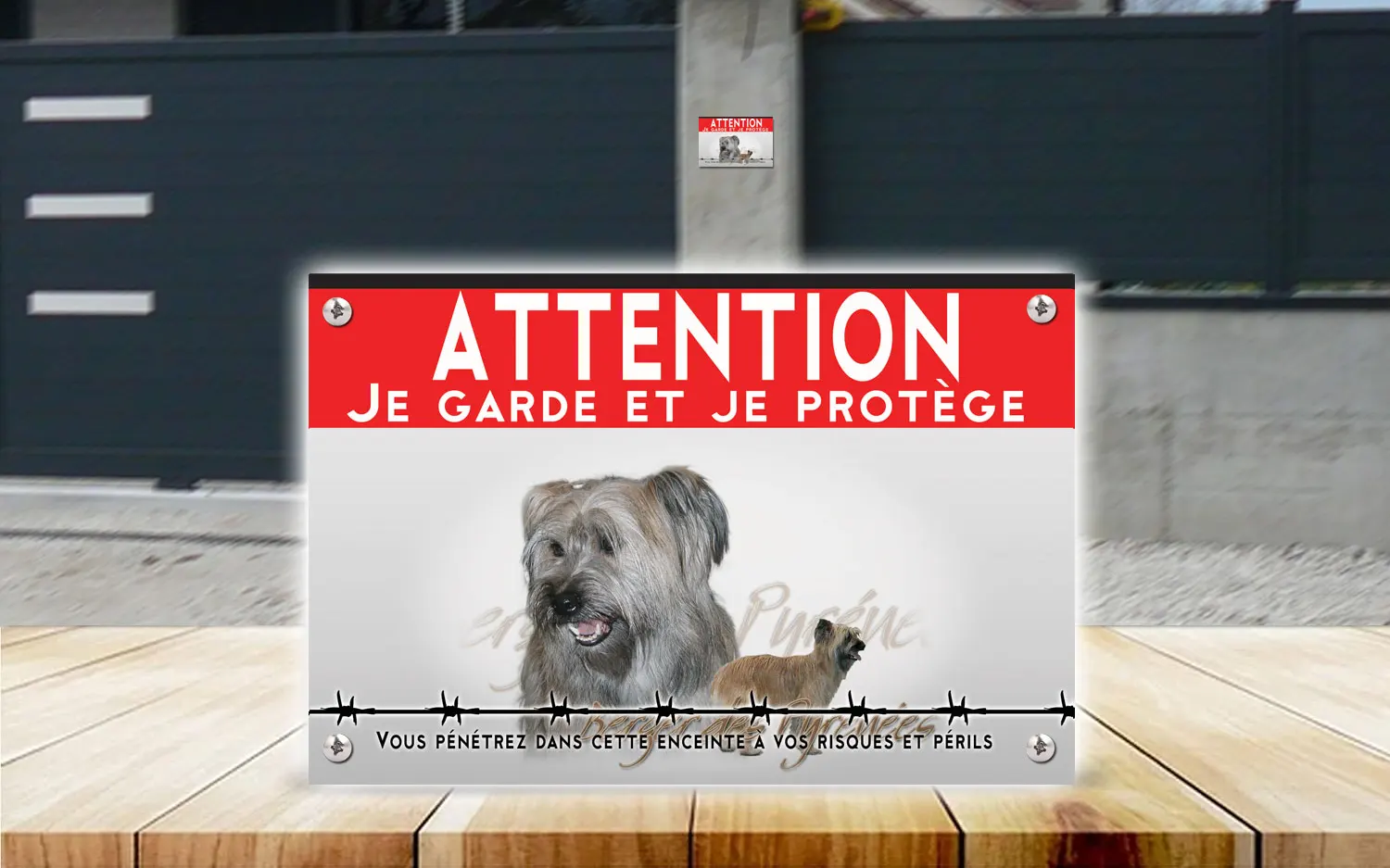 Plaque attention au chien berger des Pyrénées à poil long en dibond 2 mm, posée sur un portail