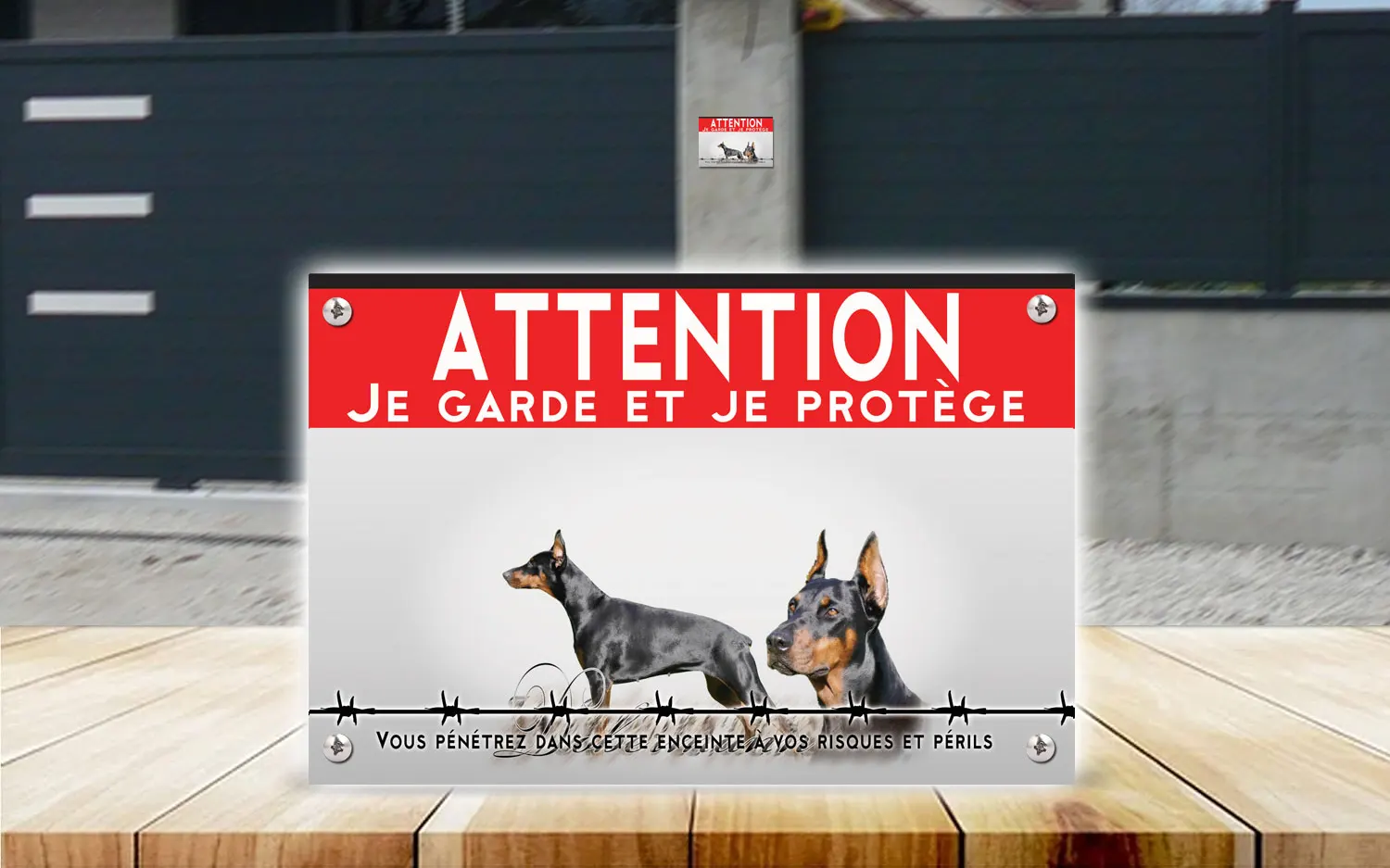 Plaque attention au chien dobermann en dibond 2 mm, posée sur un portail