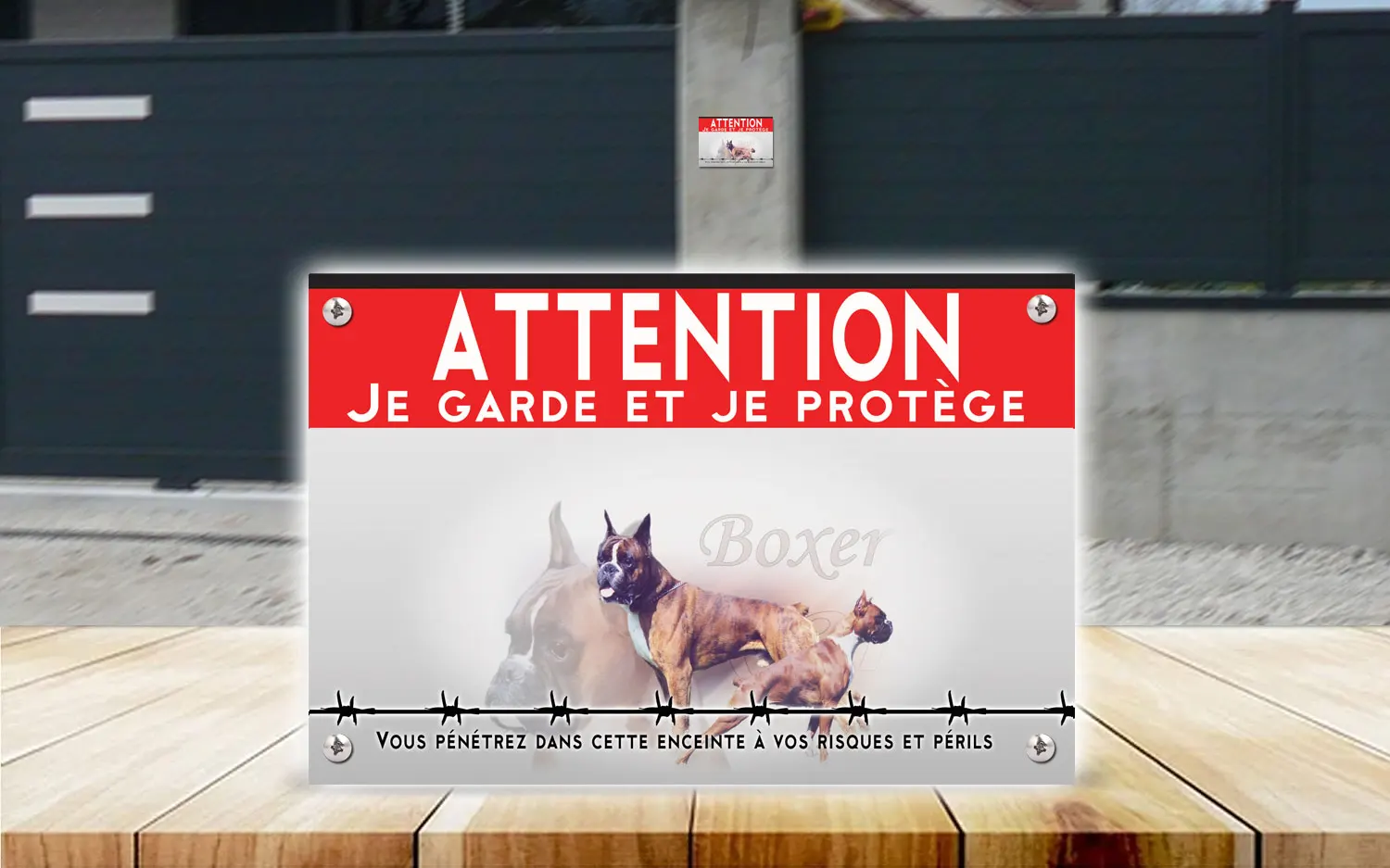 Plaque attention au chien boxer en dibond 2 mm, posée sur un portail