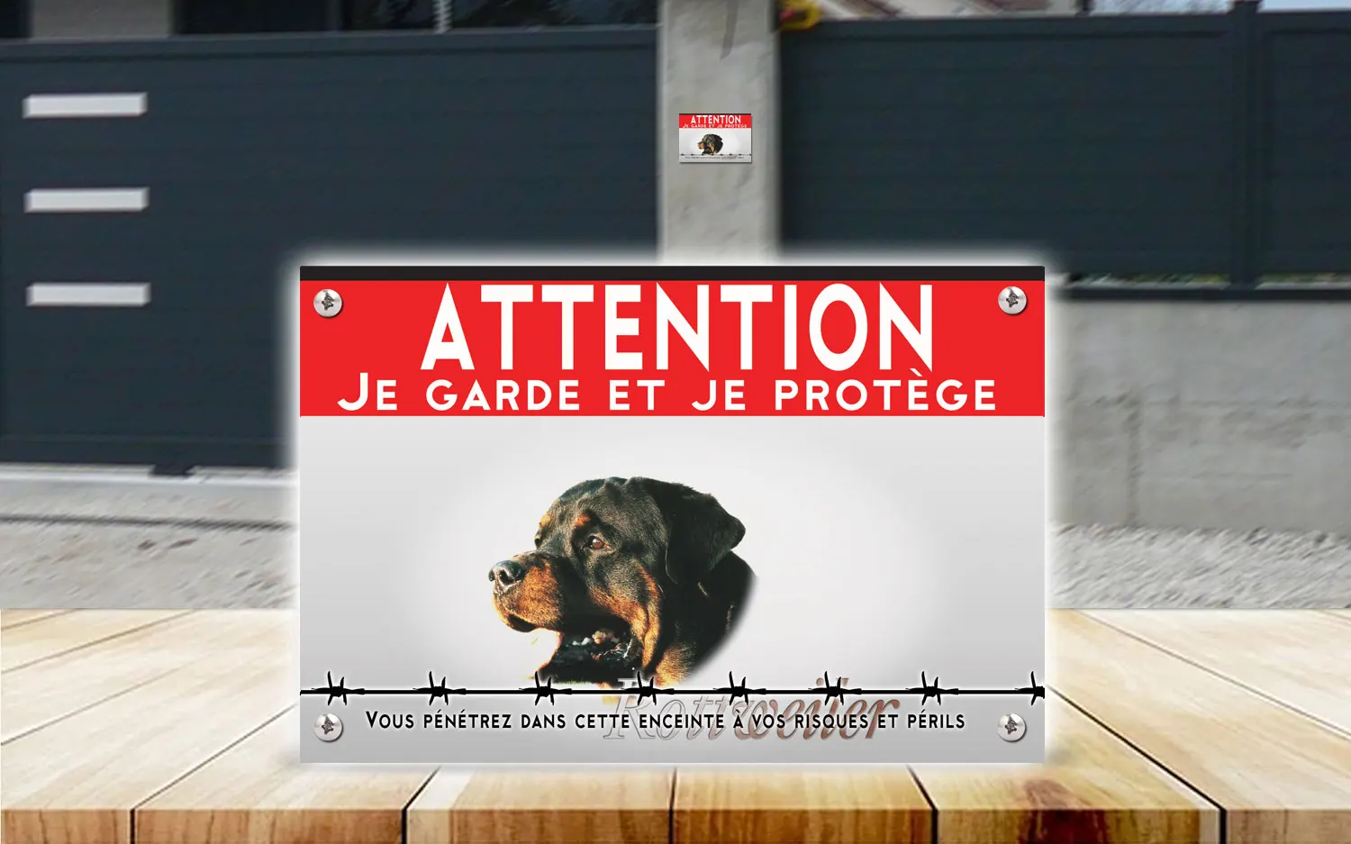 Plaque attention au chien rottweiler en dibond 2 mm, posée sur un portail