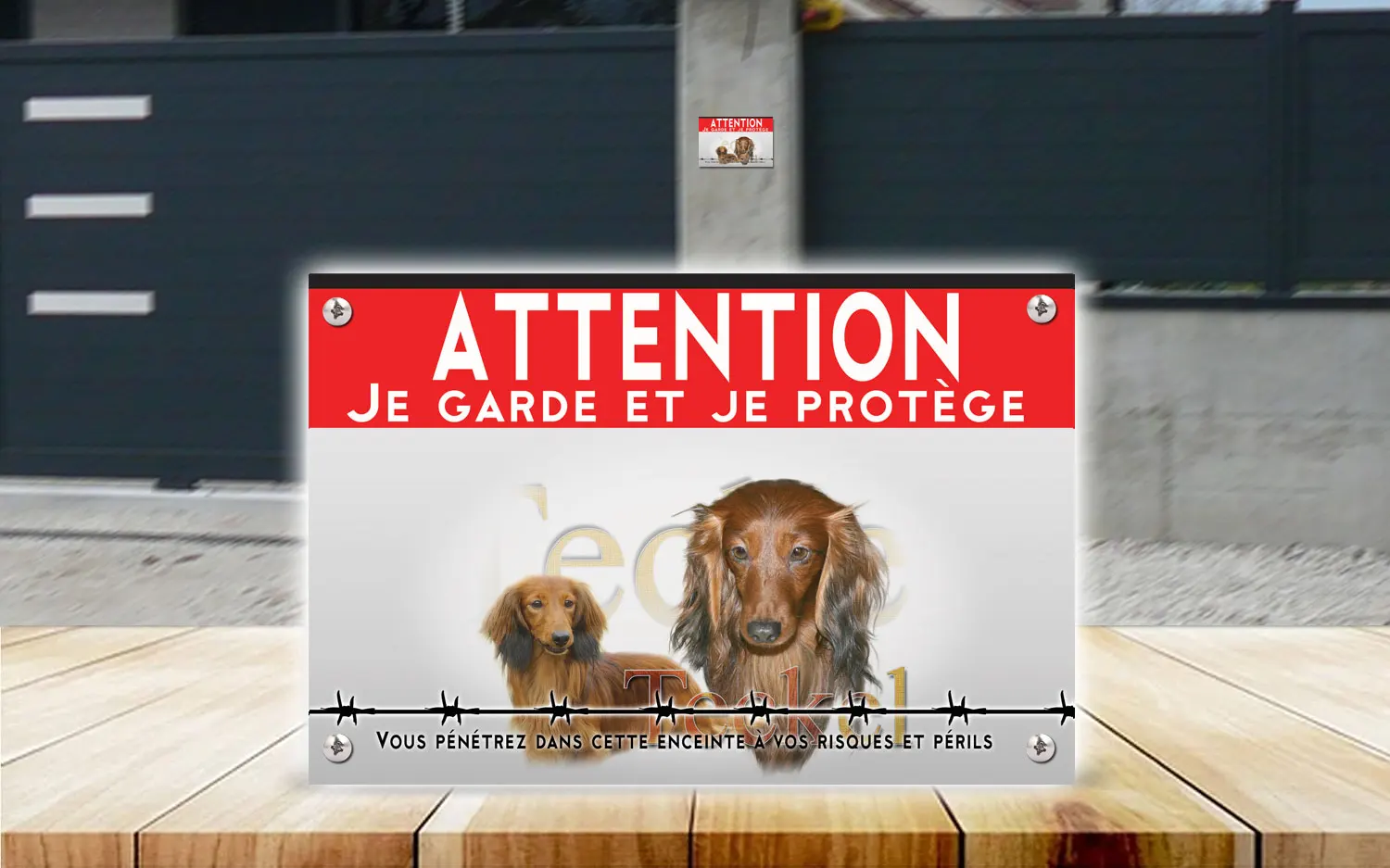 Plaque attention au chien teckel en dibond 2 mm, posée sur un portail
