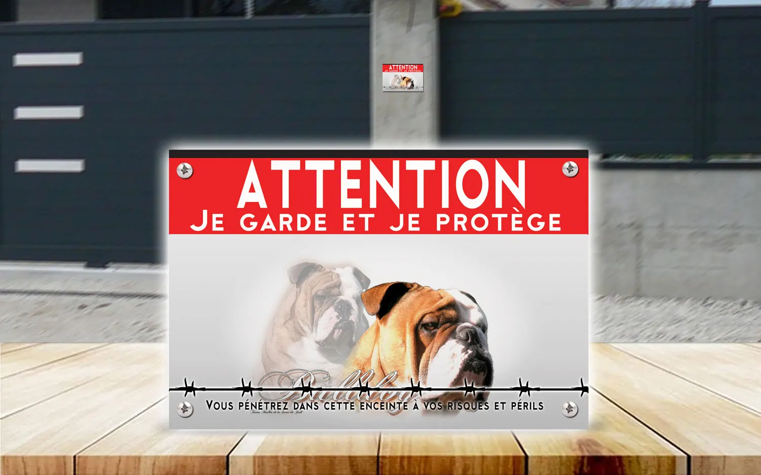 Plaque attention au chien bulldog anglais en dibond 2 mm, posée sur un portail