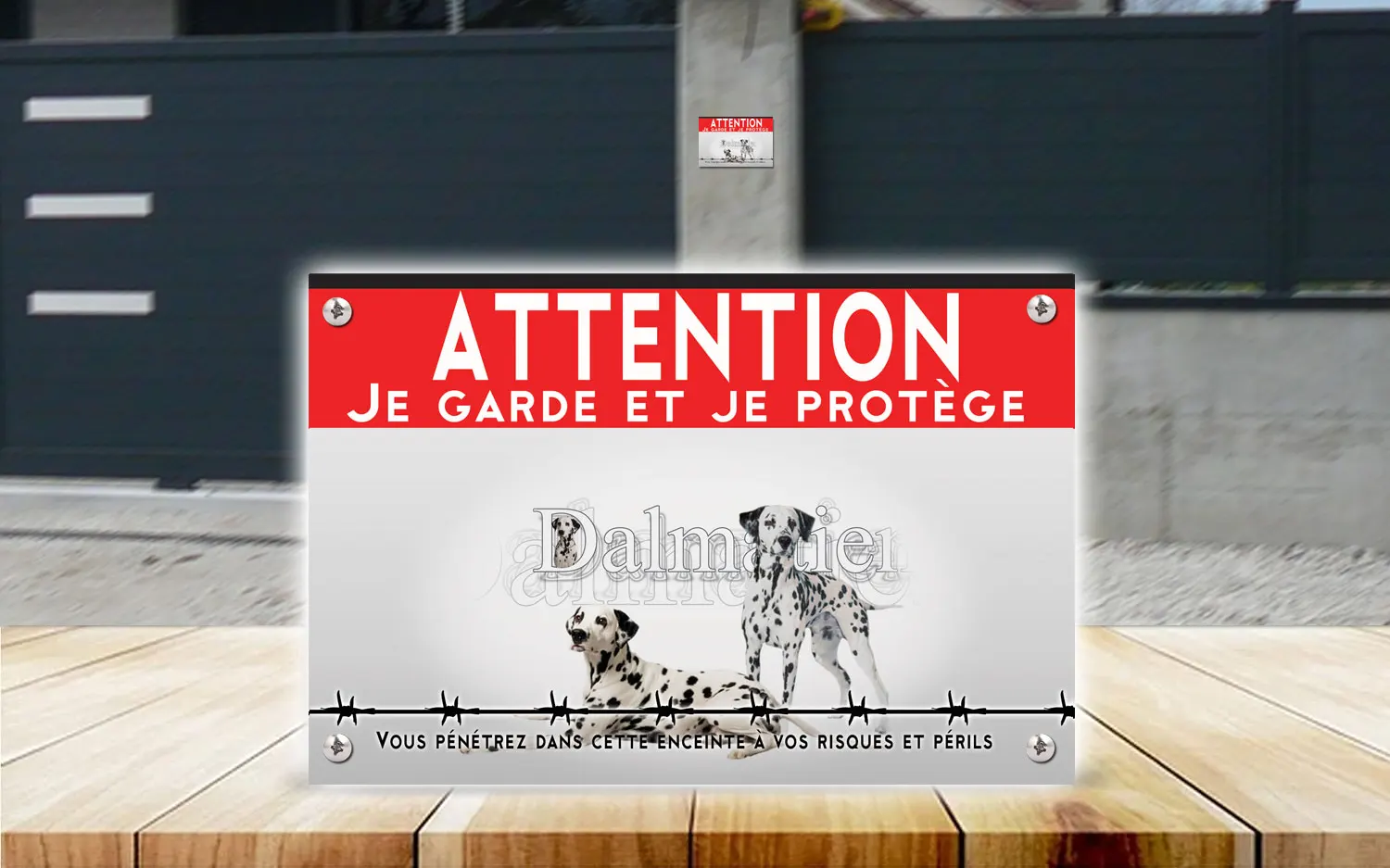 Plaque attention au chien dalmatien en dibond 2 mm, posée sur un portail