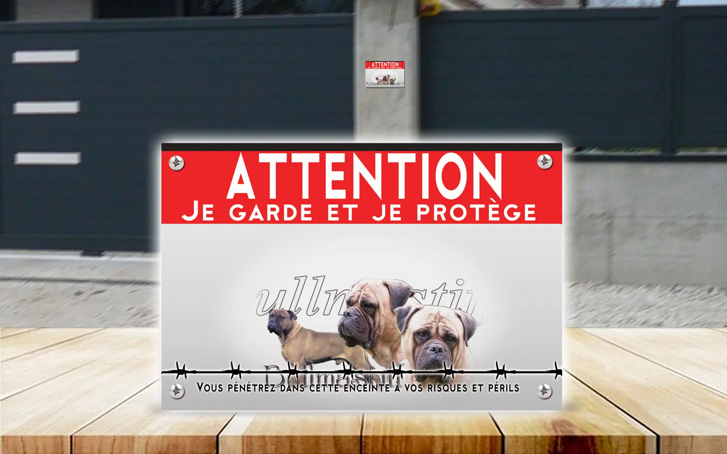 Plaque attention au chien bullmastiff en dibond 2 mm, posée sur un portail