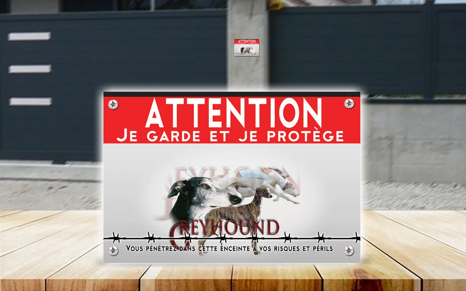 Plaque attention au chien greyhound en dibond 2 mm, posée sur un portail