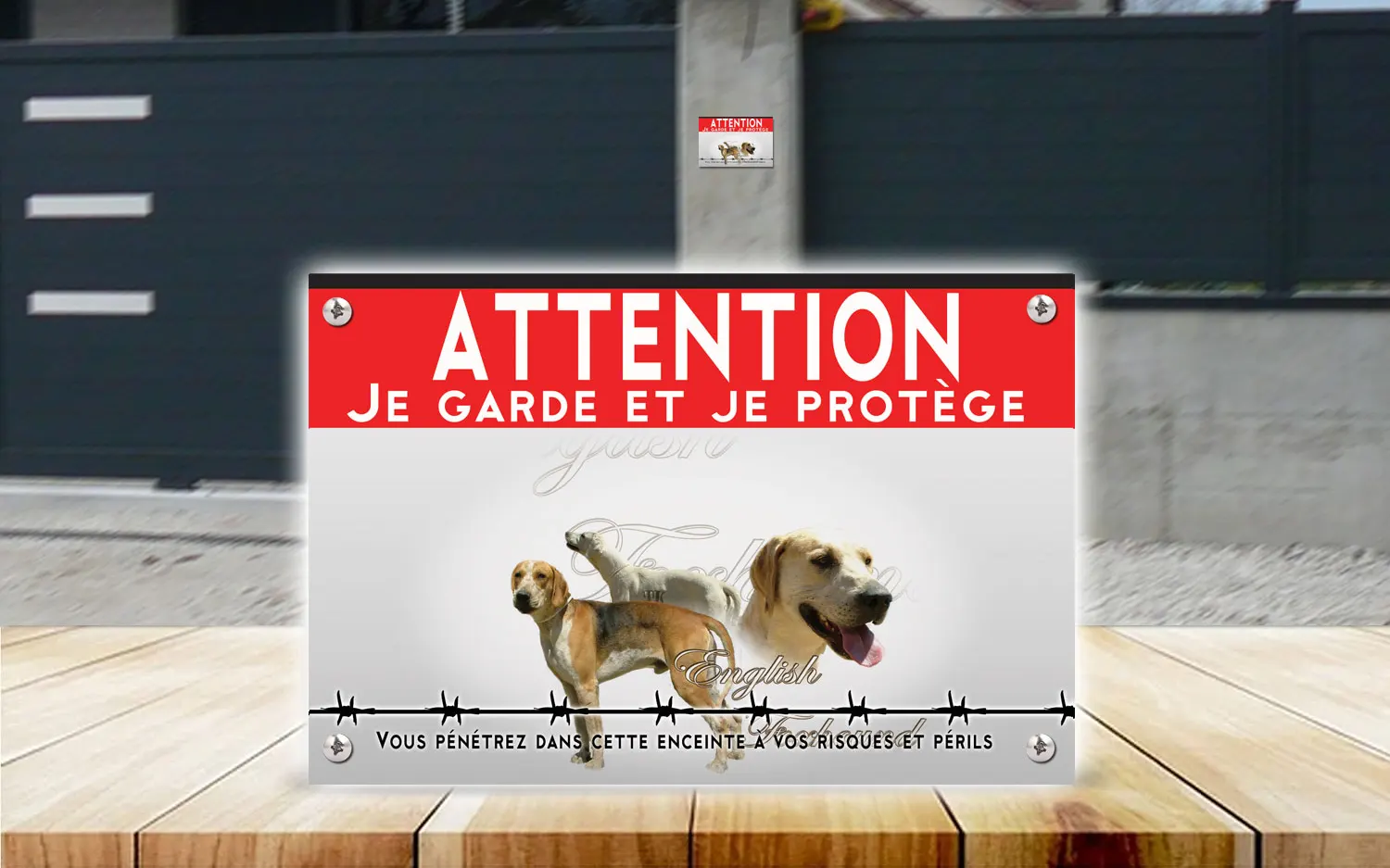 Plaque attention au chien foxhound anglais en dibond 2 mm, posée sur un portail