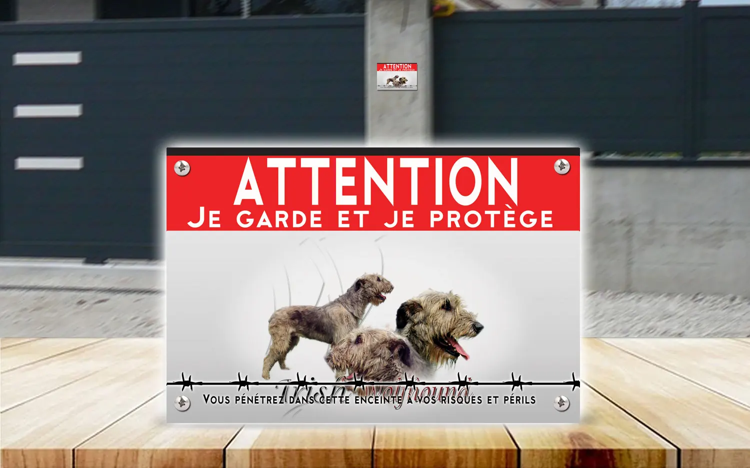 Plaque attention au chien lévrier irlandais en dibond 2 mm, posée sur un portail