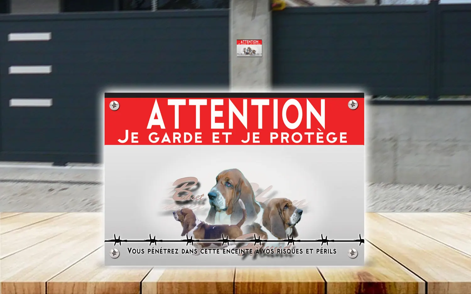 Plaque attention au chien basset hound en dibond 2 mm, posée sur un portail